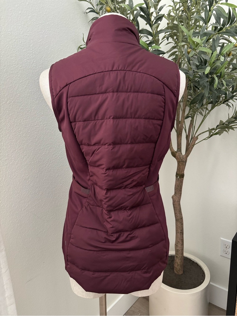 Lululemon Down for it All Vest sz 10 - Picture 8 of 8